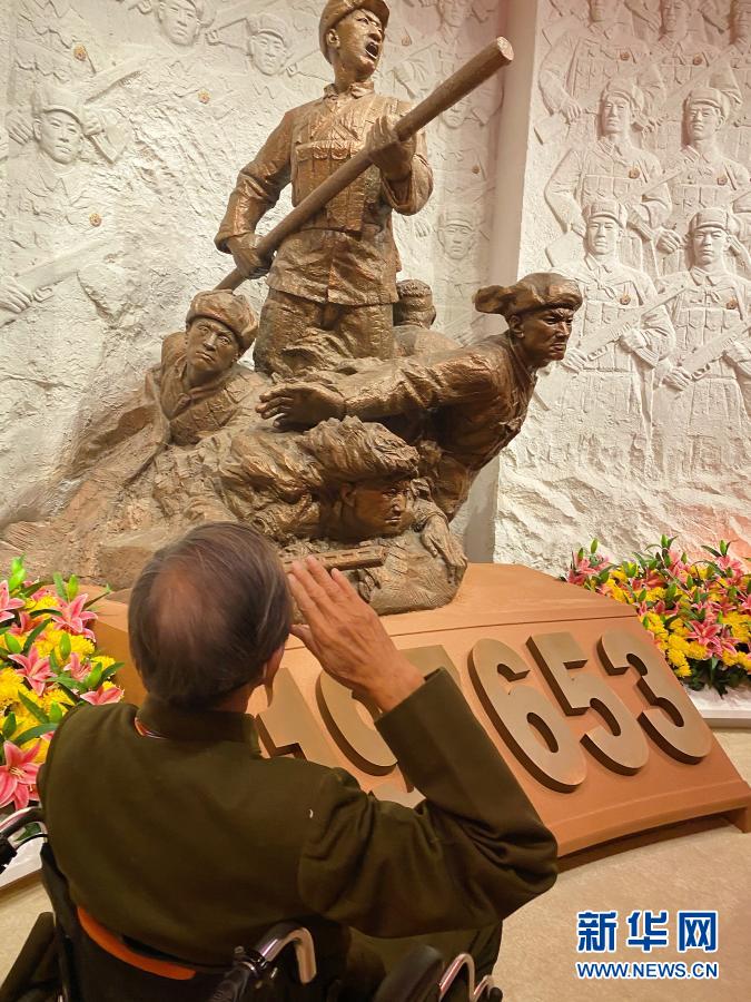 在纪念中国人民志愿军抗美援朝出国作战70周年主题展览上，杜文亮老人向抗美援朝英雄雕像敬礼（2020年10月27日摄）。新华社记者 任沁沁 摄