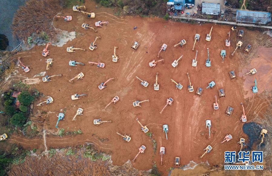 大型机械在武汉火神山医院建设工地施工（2020年1月24日摄，无人机照片）。新华社记者 肖艺九 摄
